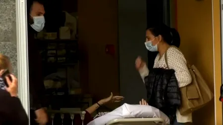 Italia, copleșită din nou de pandemia de COVID. Oamenii sunt tratați în mașini / Imagini șocante într-un spital din Napoli (FOTO & VIDEO)