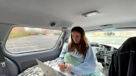 Fericirea unei tinere care locuiește într-o dubiță. Cum reușește să aibă internet WI-FI și să facă duș în fiecare zi