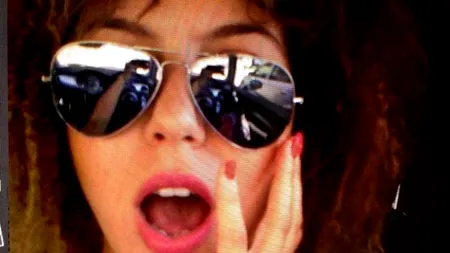 Acum este blondă și are părul scurt. Cine este artista din fotografie