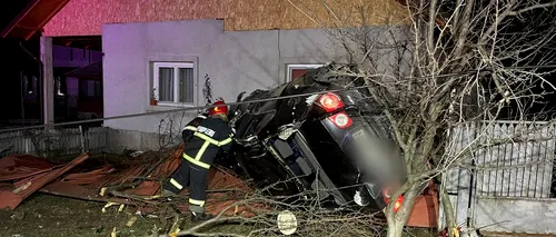 Prahova: S-au trezit cu o mașină răsturnată în gospodărie, în miez de noapte. Cei trei pasageri și șoferul au scăpat ca prin minune