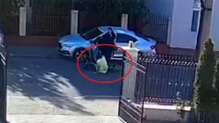 VIDEO | De ce NU trebuie să deschizi portiera mașinii fără să te asiguri. Ce a pățit o șoferiță din Ploiești