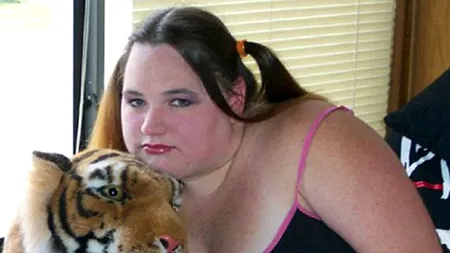 O femeie de 35 de ani, acuzată că l-a violat pe fiul celor mai buni prieteni