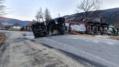 Trafic blocat pe un drum Neamţ. O cisternă care trasporta material inflamabil s-a răsturnat. 10 persoane au fost evacuate