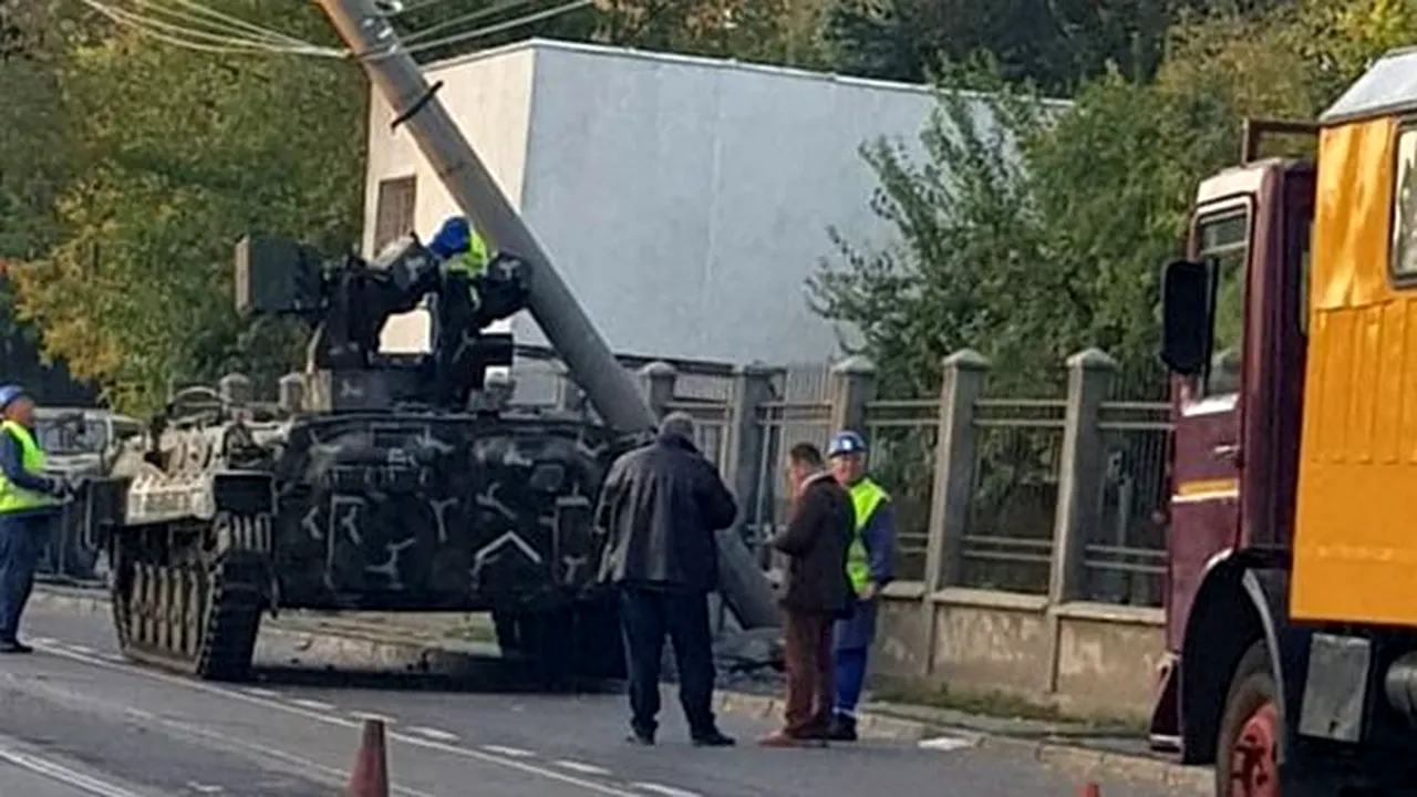 Un blindat s-a înfipt într-un stâlp în Galați. Militarii susțin că au evitat o mașină care le-a tăiat calea