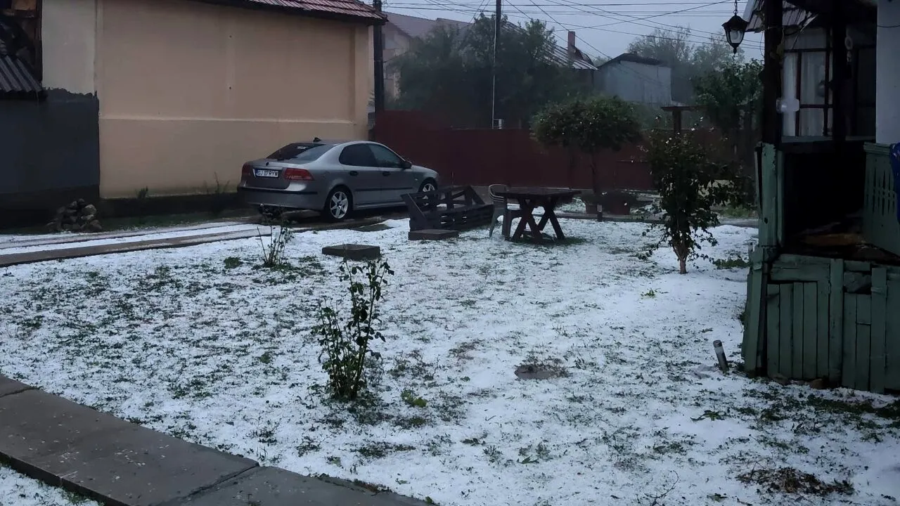 Peisaj de iarnă în plină vară după o furtună cu grindină în Gorj. Fenomenul extrem a acoperit totul cu gheață