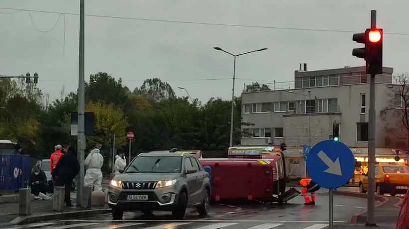 Accident în București. O autospecială SMURD s-a răsturnat după impactul cu un autoturism