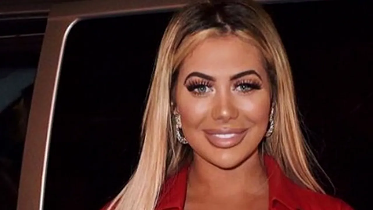 Zici că e dezbrăcată. Toți oamenii din stația de metrou au rămas cu gura căscată când au văzut ce ținută controversată purta o vedetă - FOTO