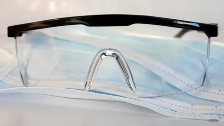 Epidemiologii recomandă purtarea ochelarilor, ca măsură de protecție împotriva coronavirusului. Explicațiile lui Anthony Fauci