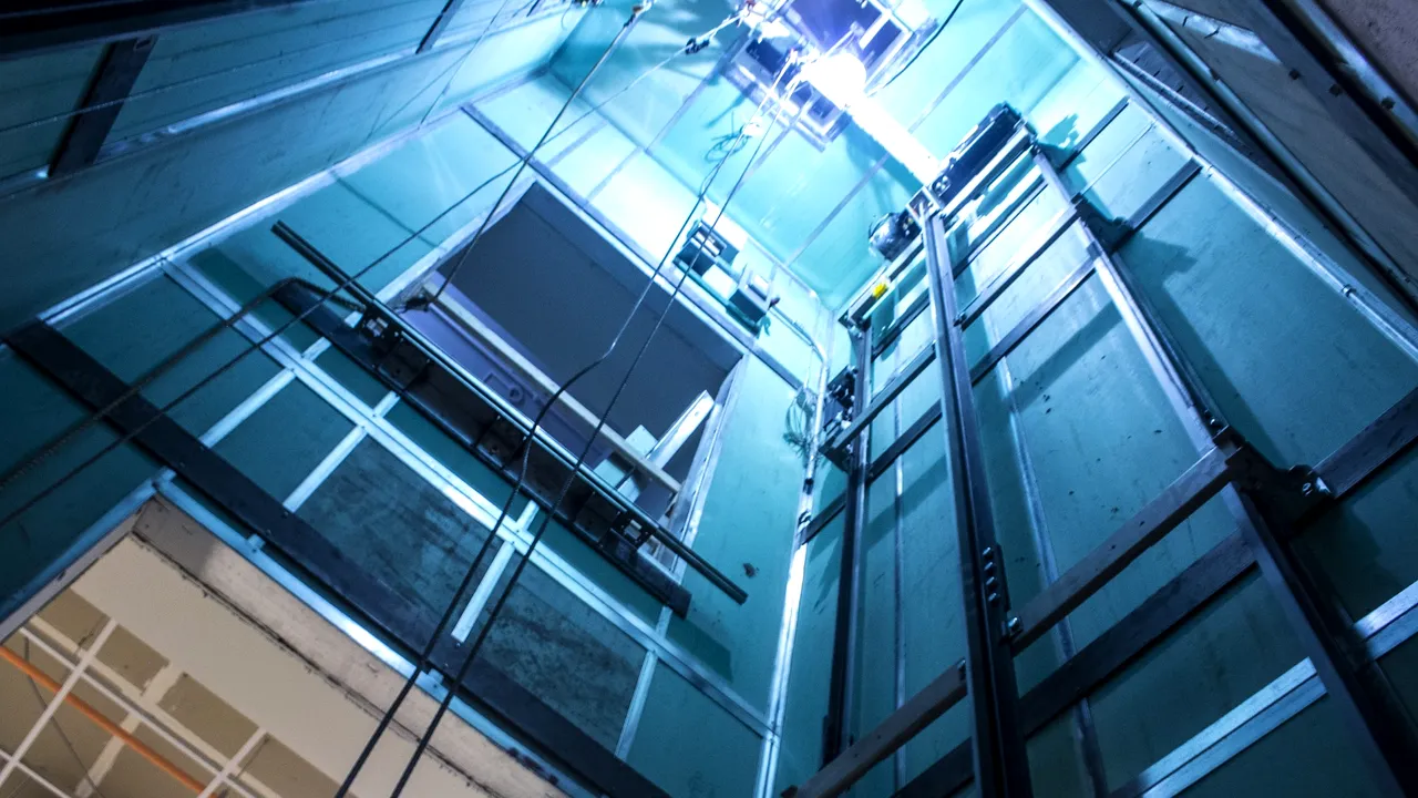 Cum să supraviețuiești într-un lift aflat în cădere liberă