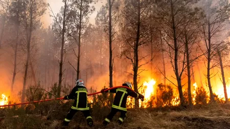 Pompierii români rămân în Franța. Misiunea pentru stingerea incendiilor a fost prelungită cu încă două săptămâni