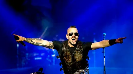 În urma unui pariu pierdut, solistul unei trupe rock va merge pe jos 500 km până la următorul concert al formației