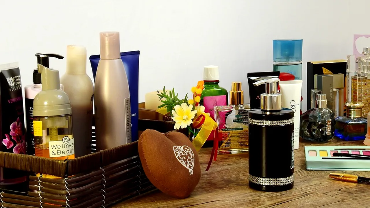 A folosit câteva zile o cremă, dar prietenii au crezut că a fost răpită. Ce pățise de fapt femeia a lecuit-o pe viață - FOTO