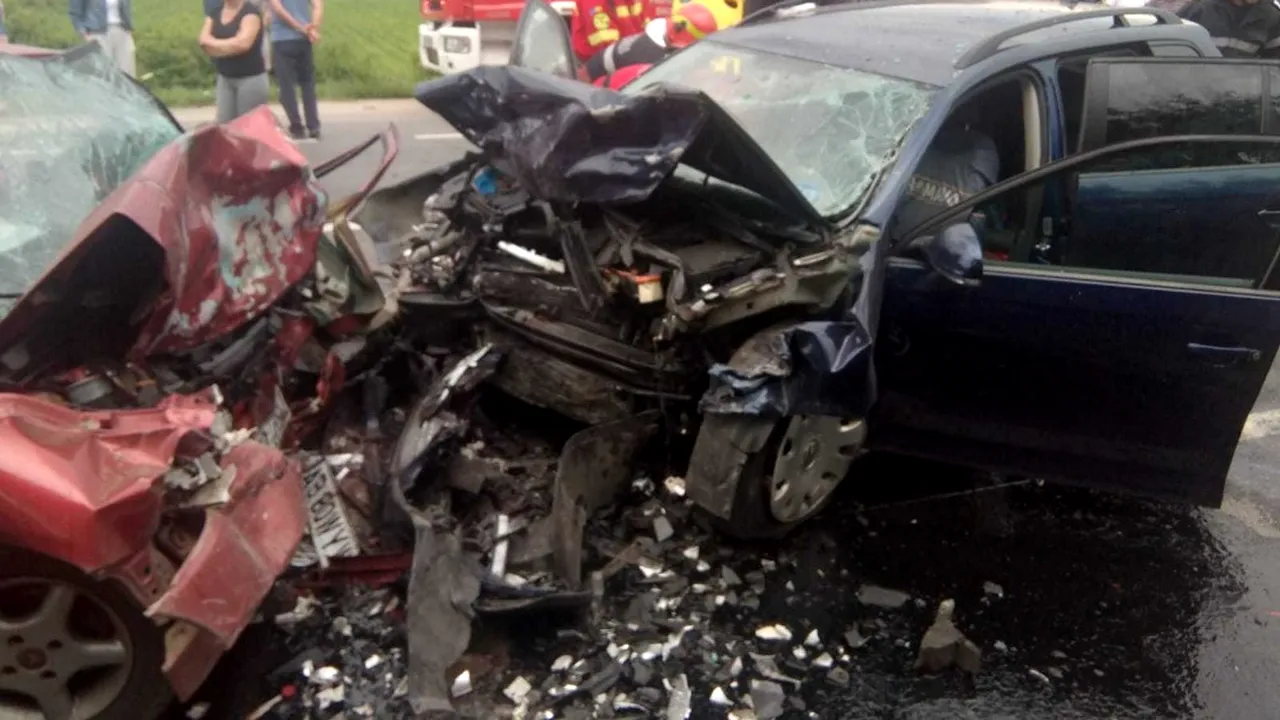 Accident grav în Hunedoara: Două persoane au murit în urma ciocnirii - FOTO