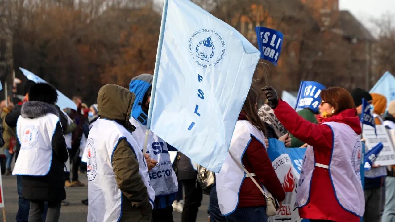 Angajații din Educație ies în stradă. Federația Sindicatelor Libere din Învățământ amenință cu proteste „la nivelul întregii țări, inclusiv în fața sediilor instituțiilor cu putere de decizie din București”