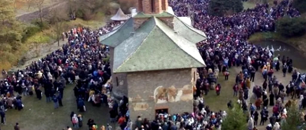 Mii de pelerini, la mormântul părintelui Arsenie Boca de la Mănăstirea Prislop