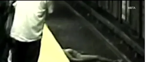 A căzut pe șinele metroului cu un minut înainte ca trenul să sosească. Ce i-a salvat viața. VIDEO