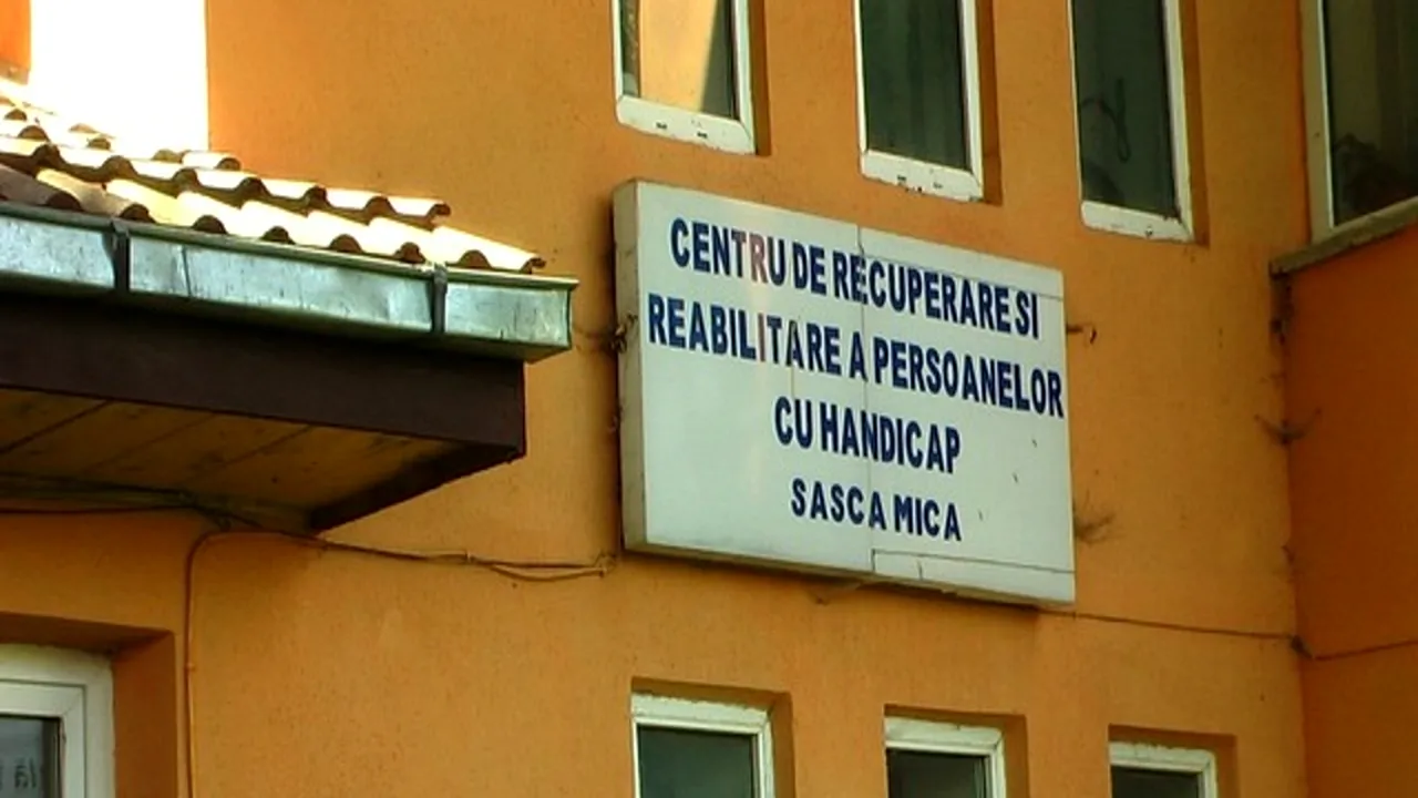 Pacienți cu dizabilități puși să doarmă pe saltele rupte și îmbibate cu urină. Unde sunt centrele groazei