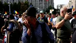 24 de persoane, printre care și 8 jandarmi, rănite la protestul oierilor din Piața Victoriei. 27 de protestatari au fost reținuți în urma violențelor extreme. Au aruncat cu garduri, iar jandarmii au răspuns cu gaze lacrimogene
