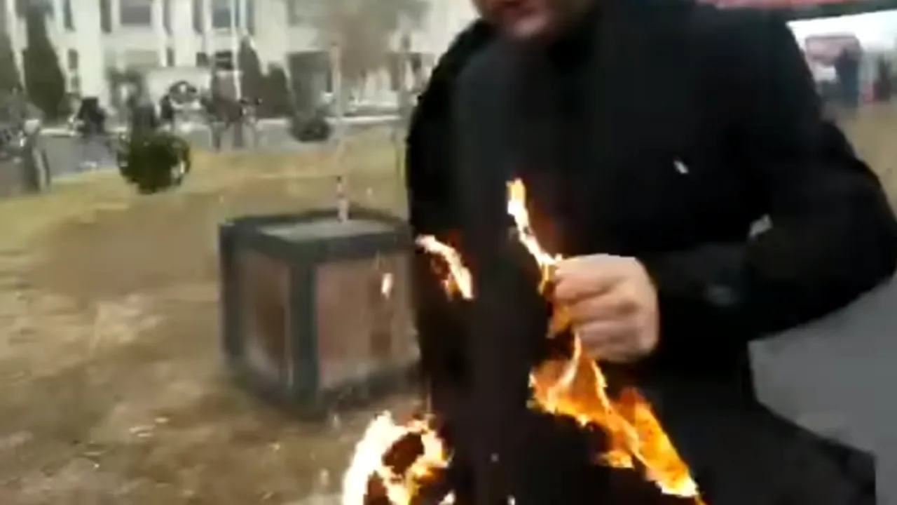 Preotul care ȘI-A DAT FOC în fața Catedralei Mântuirii Neamului: Sunt împotriva CORUPȚIEI din Biserică. IERARHII nu sunt EROII NEAMULUI