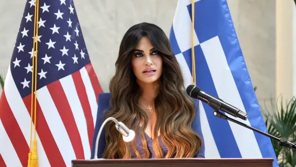 Omul de afaceri căruia ambasadoarea SUA în Grecia i-ar fi cerut 100.000 de dolari consideră că aceasta ar trebui demisă. Eric Deters a vorbit cu jurnaliștii CBS, după ce mesajele cu Kimberly Guilfoyle au fost dezvăluite de Wall Street Journal. Ce mărturisiri a făcut