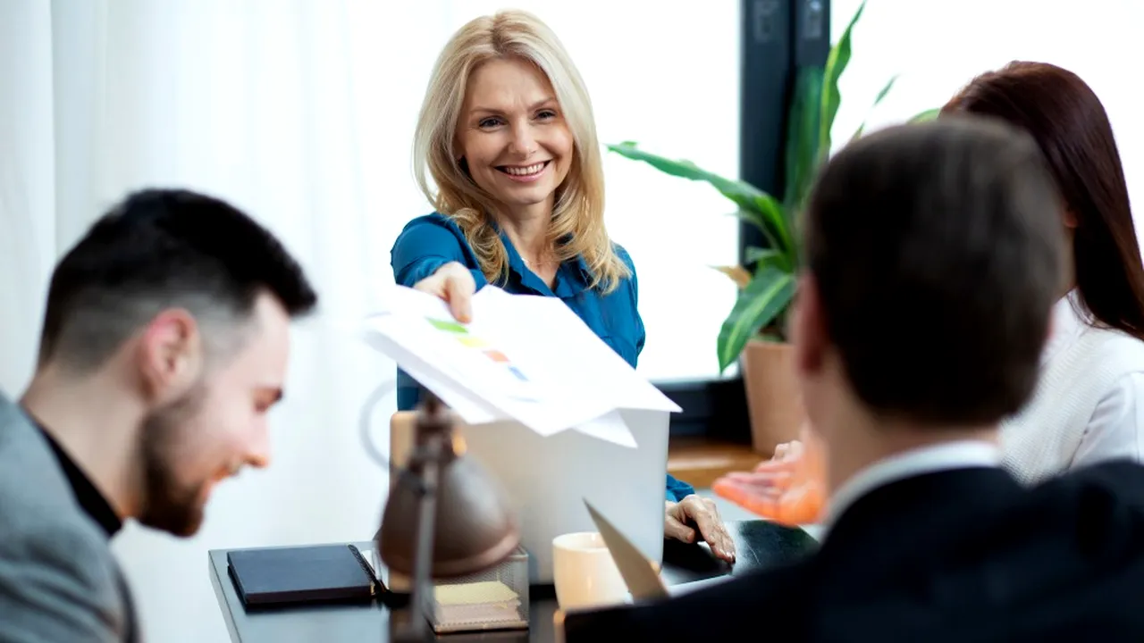 (P) Cum evaluezi serviciile de HR externalizate: ce certificări contează, ce referințe să ceri și ce clauze să nu lipsească din SLA