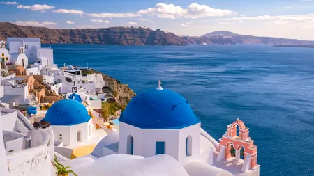 Politico: Decizia Greciei de a redeschide granițele pentru turiști a adus o creștere a numărului de cazuri de COVID-19, nu și o creștere a economiei