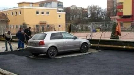 Muncitorii au vrut să asfalteze o parcare din Aiud în care mai era o mașină. Cum au rezolvat problema
