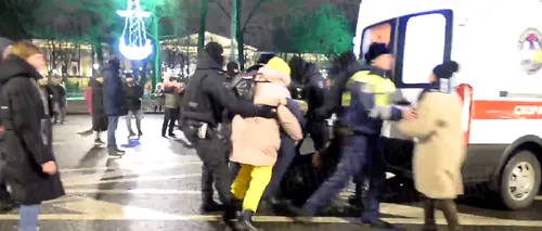 VIDEO | Zeci de ruși, ridicați de poliție în noaptea de Revelion chiar de pe stradă