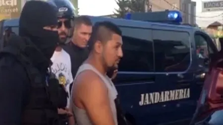 Trei romi cu un BMW au șicanat un motociclist la intrarea în Pitești. Coșmarul lor a început după ce l-au dărâmat și au coborât la el înarmați. VIDEO