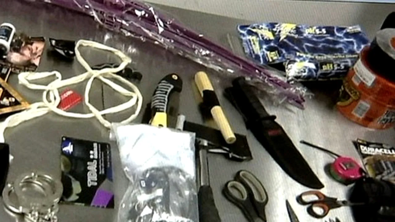 ARSENALUL IMPRESIONANT descoperit în bagajul unui american care purta 