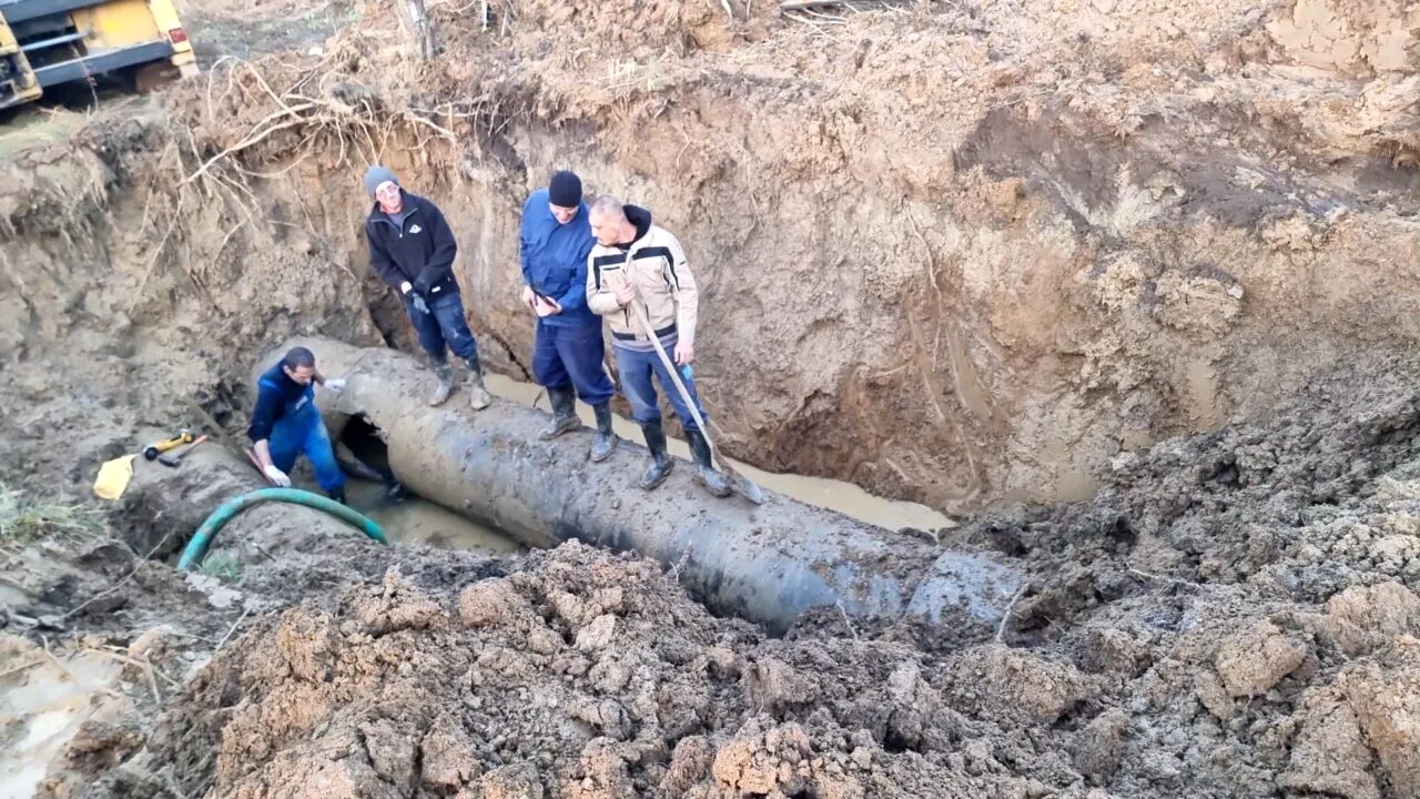 Pompierii distribuie apă în Câmpulung după ce reţeaua de alimentare cu apă potabilă ar fi fost avariată de cutremurul de joi