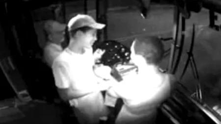 VIDEO ȘOCANT. Un adolescent a lovit cu cruzime un șofer vârstnic de autobuz