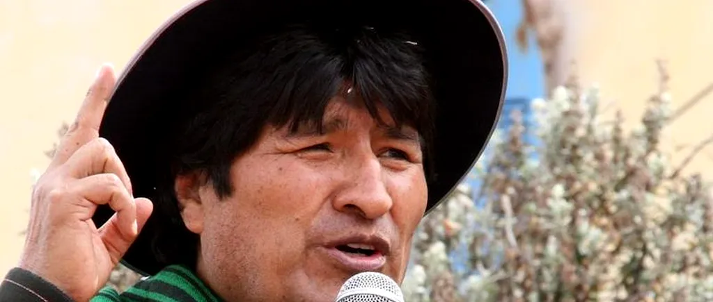 Evo Morales, președintele Boliviei, surprins în timp ce îi ordonă unui subaltern să-i lege șireturile la pantofi
