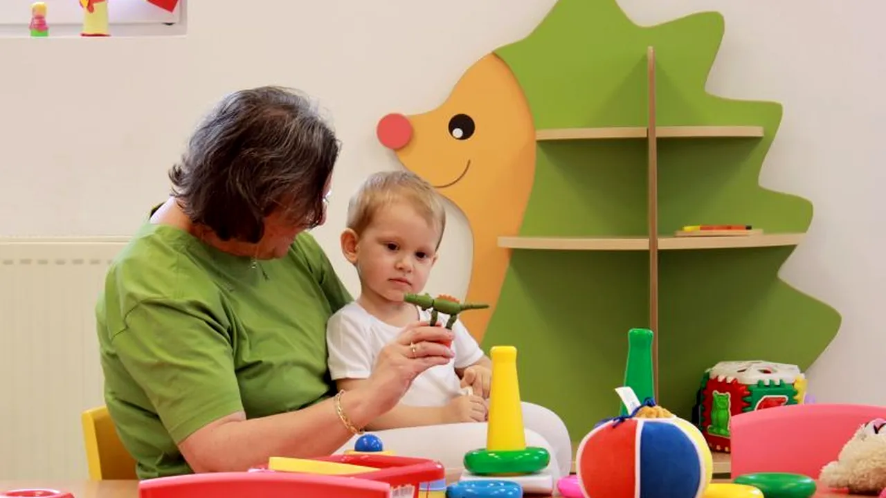 Aproape 80.000 de copii au avut în 2012 unul sau ambii părinți plecați la muncă în străinătate