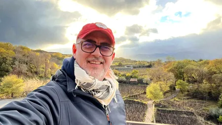 Jurnalistul Vlad Petreanu, IRONIC după ce a cumpărat o sticlă de apă plată de 0.5 l în Aeroportul Otopeni: „Eram îngrijorat c-o să dau 15 lei”