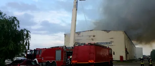 Incendiu la un depozit din Ilfov. Flăcările ard de peste 12 ore 