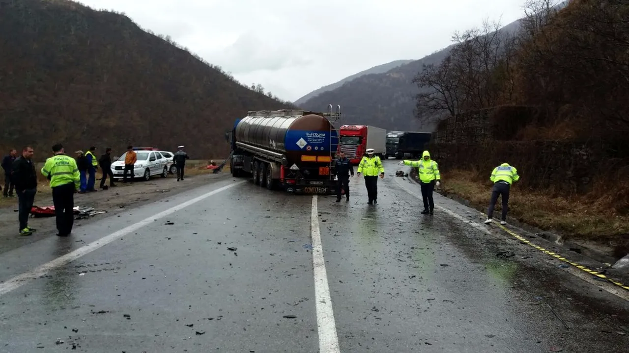 Trafic blocat pe Valea Oltului, după ce o mașină s-a ciocnit cu o autocisternă. FOTO


