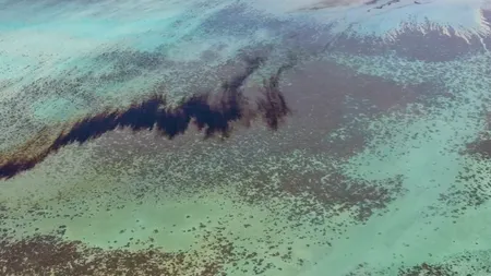 Dezastru ecologic în paradisul din Mauritius: o navă a eșuat, iar mii de tone de petrol s-au scurs într-un recif de corali (FOTO/VIDEO)