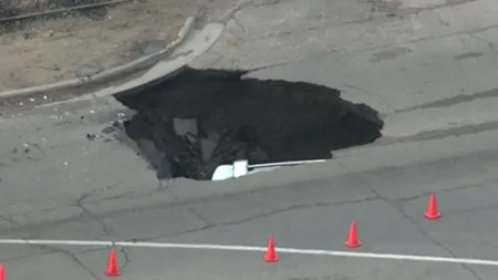 Ce se ascunde în această groapă imensă. „Auzeam cum curge apa și nu vedeam decât praf de jur împrejur