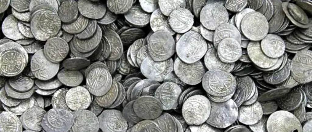 Sute de monede antice, descoperite în urma perchezițiilor la persoane suspectate de trafic cu bunuri arheologice