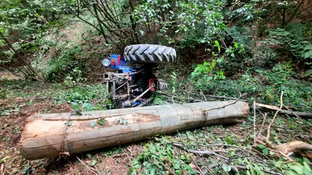 TRAGEDIE în Dâmbovița. Un bărbat a murit, după ce s-a răsturnat cu tractorul