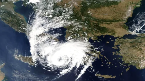 Grecia, ”lovită” de ciclonul ”Ianos”. Uraganele mediteraneene au reapărut după aprope 15 ani