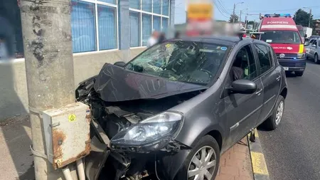 O femeie din Suceava s-a urcat cu mașina pe trotuar, lovind patru persoane, dintre care doi copii