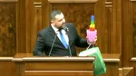 Un senator AUR a venit cu un cactus în culorile curcubeului la Parlament și l-a dedicat celor de la USR