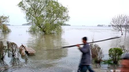 Un bărbat care pescuia pe Lacul Morii din Capitală, căutat de scafandrii ISU, după ce A DISPĂRUT din barcă