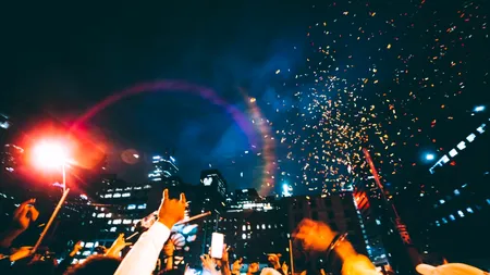 Ce să porți în noaptea de REVELION. Care este culoarea care aduce noroc în 2025