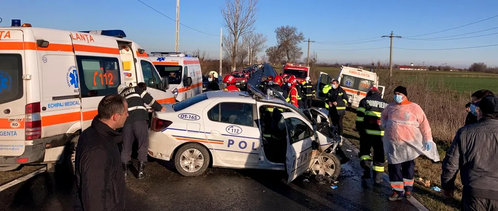 A murit unul dintre polițiștii implicați în accidentul din Olt, după ce mașina Poliției s-a izbit de o ambulanță! IMAGINI CUMPLITE de la fața locului!