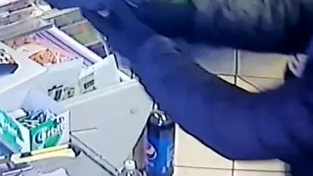 Imagini în premieră | Doi adolescenți înarmați cu un pistol cu bile jefuiesc un magazin din Curtea de Argeș - VIDEO