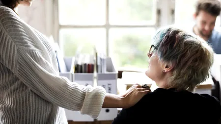 O badantă din Italia, s-a aruncat de la balcon chiar în fața carabinierilor. Nu se cunosc motivele acestui gest extrem