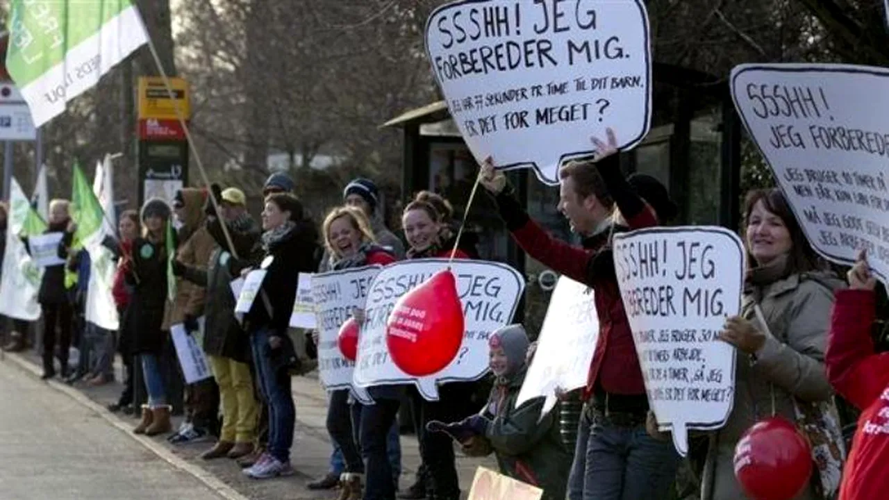 Lanț uman de 35 de kilometri în semn de protest al profesorilor danezi față de închiderea unor școli